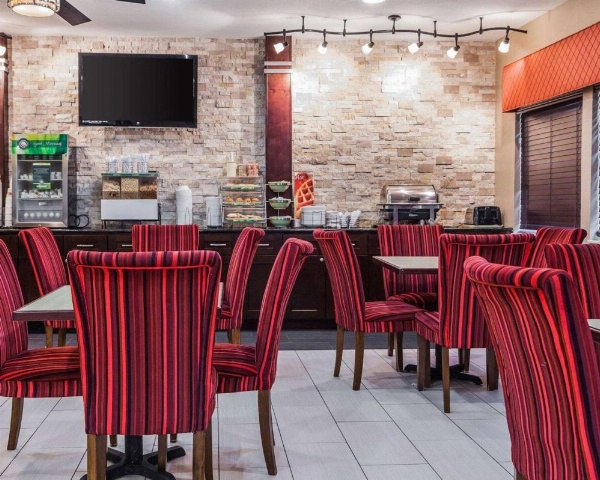 Quality Inn & Suites Des Moines Airport image 11