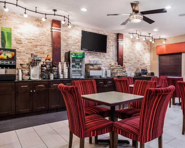 Quality Inn & Suites Des Moines Airport image 9